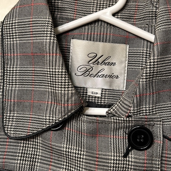 Women’s plaid jacket with cute sleeve details and  double breasted buttons. - Picture 5 of 6